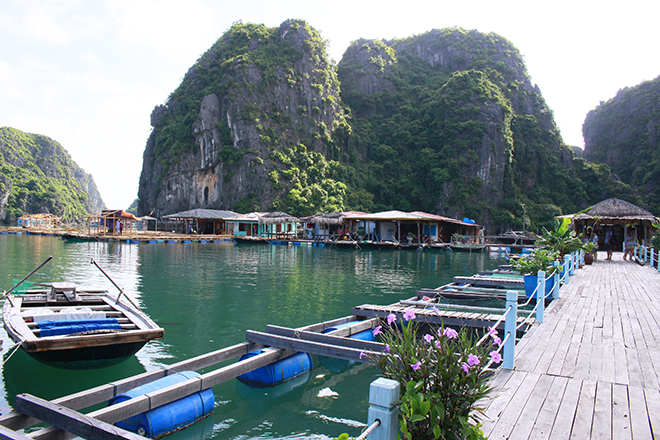 village flottant Vung Vieng dans la baie d'Halong